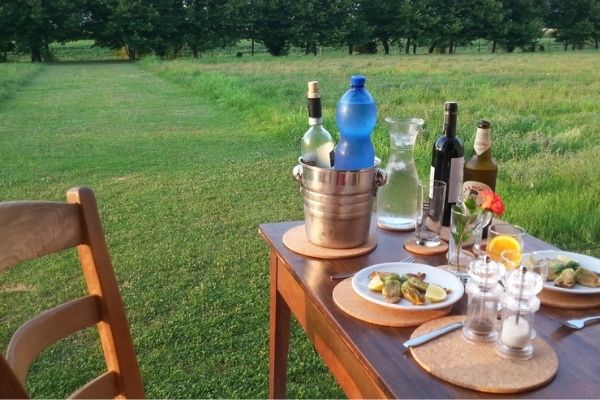 Dining alfresco at Villa Saraceno