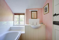 Bridge Cottage int bathroom 1200x800