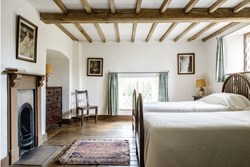 Bromfield Priory Gatehouse int twin room 21200x800