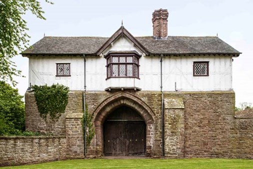bromfieldpriorygatehouse-exterior-approach-600x400