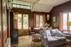 Castle Bungalow int living space towards door1200x800