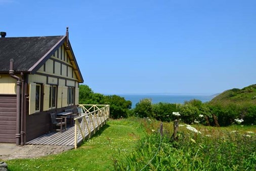 castlebungalow-exterior-sideview-600x400