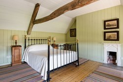 CausewayHouse-interior-doublebedroomandfireplace-600x400