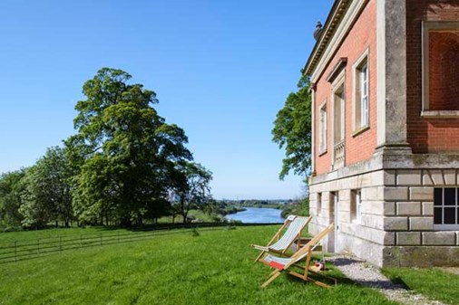 chateau-exterior-deckchairs-600x400