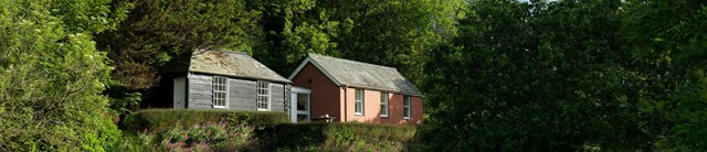 chapelcottage-exterior-coombe-1600x345-min