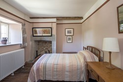 DunshayManor-interior-singlebedroom-600x400