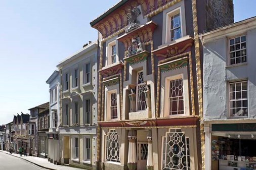 EgyptianHouse-exterior-main-600x400