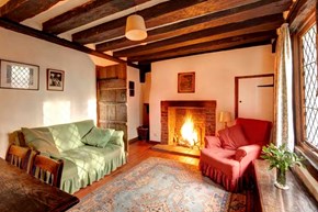 HoleCottage-interior-livingroom-600x400