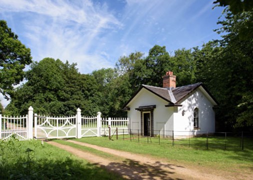 HoughtonWestLodge-exterior-gate-450x321