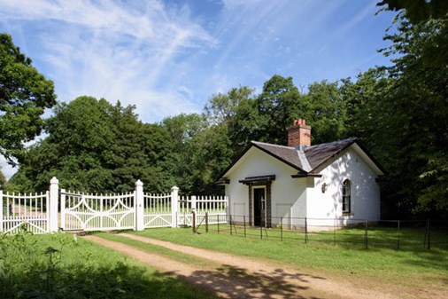 HoughtonWestLodge-exterior-gate-600x400