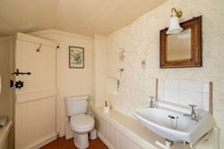 Kingswear bathroom wc 1200x800
