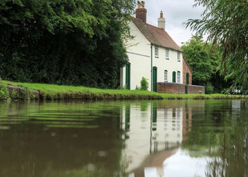 LockCottage-exterior-canalside-450x321