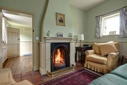 LockCottage-interior-sittingroomfire-600x400