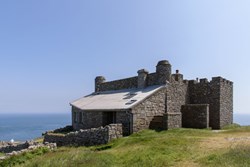 Castle Cottage ext with sea 1200x800