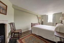 MarshallWadesHouse-interior-doublebedroom-fireplace-600x400