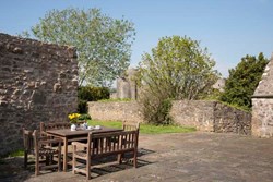 MonktonOldHall-exterior-garden-600x400