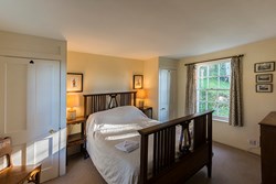 Paxtonstowerlodge-interior-mainbedroom-600x400