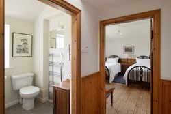 The Pineapple int bathroom and twin 1200x800