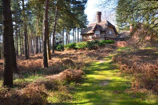 Keeper'sCottage-exterior-lookingup-600x400