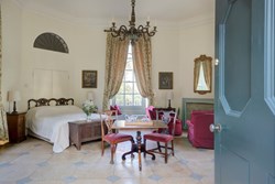 Queen Anne's Summerhouse int entrance through door1200x800