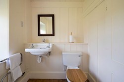 lowerporthmeor-farmhouse-interior-bathroom-600x400