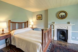 lowerporthmeor-farmhouse-interior-double2-600x400