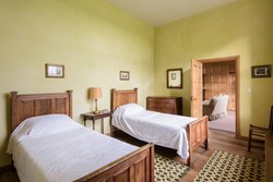 TixallGatehouse-interior-twinbedroom-600x400