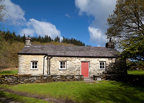 TyCoch-exterior-cottage-450x321